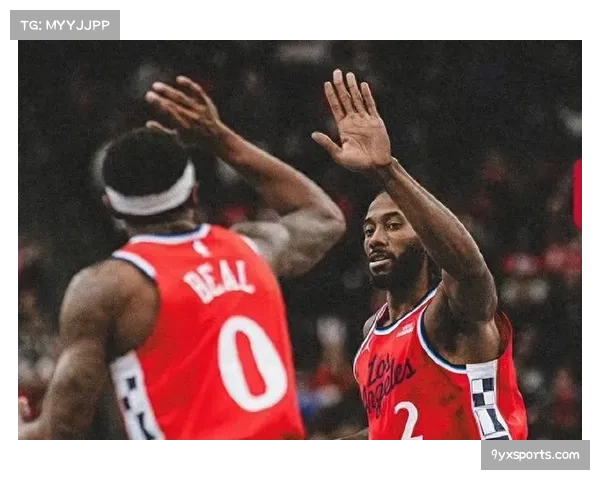 伦纳德压哨绝杀鹈鹕后，快船更衣室庆祝热烈瞬间